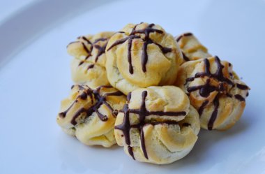 pasta beyaz plaka üzerinde krem çikolata dolum