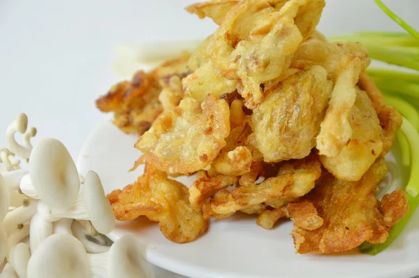 Champignons huîtres frits sur le plat — Photo