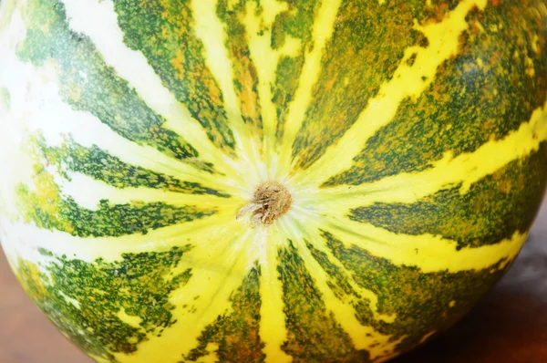 Melon de muscade sur table en bois — Photo