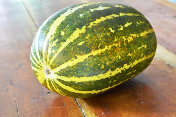 Melon de muscade sur table en bois — Photo