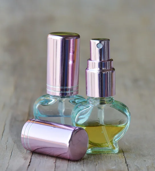 Parfum sur planche de bois — Photo