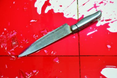 bıçak ve kan sıçrama karo zemin üzerinde çok