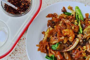 siyah soya sosu ve baharat kutusu deniz ürünleri ile tavada kızartılmış erişte