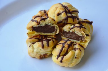 pasta beyaz plaka üzerinde krem çikolata dolum