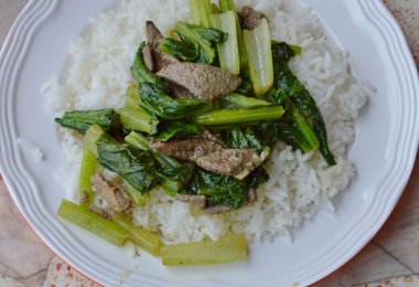 domuz karaciğer düz pirinç ile tavada kızartılmış Çin lahanası