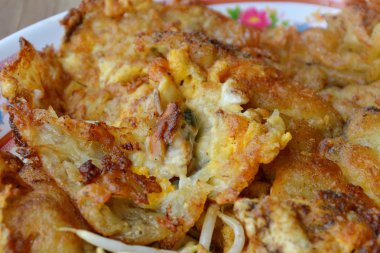 kızarmış midye omlet çanak üzerinde