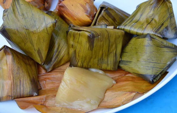 Gevulde deeg piramide vullen bean dessert voor Chinees Nieuwjaar — Stockfoto