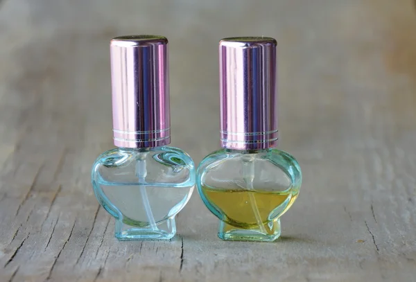 Parfum sur planche de bois — Photo