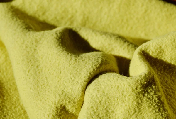 Handuk kuning hi kontras di meja — Stok Foto