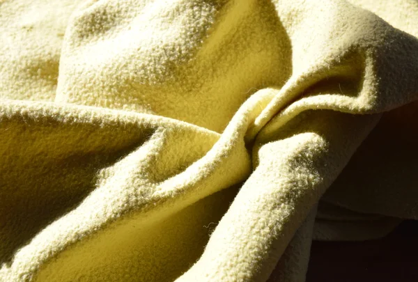 Asciugamano giallo hi contrasto sul tavolo — Foto Stock