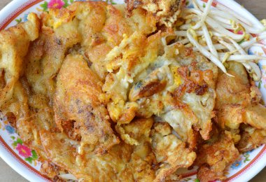 Çıtır çıtır kızarmış midye omlet çanak üzerinde