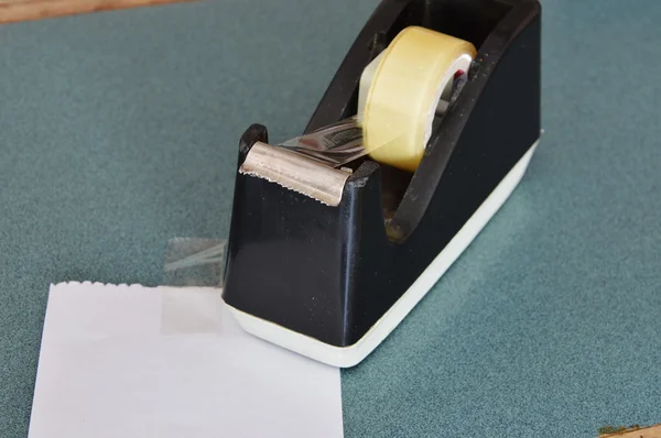 Dispensador de papel y cinta negra en la caja del mostrador en la tienda —  Fotos de Stock