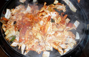 Biber sosu ve sebze ile tavada kızartılmış tavuk dak Galbi Kore yemeği yapıldı