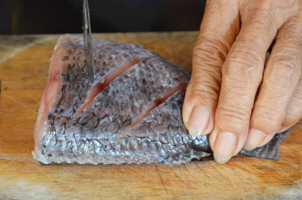 Pescado de agua dulce se preparan para cocinar en bloque de madera — Foto de Stock