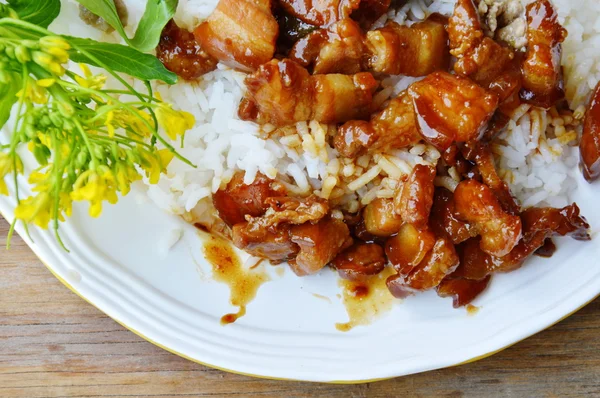 Cerdo crujiente dulce comer con col de flor fresca en el arroz — Foto de Stock