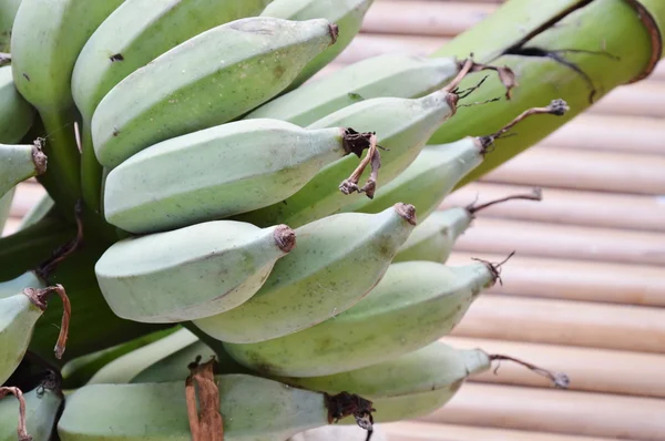 Plátano en mesa de bambú — Foto de Stock