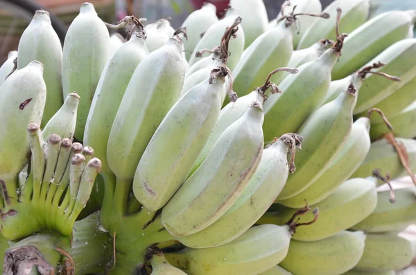 Rohe Banane auf Bambustisch — Stockfoto