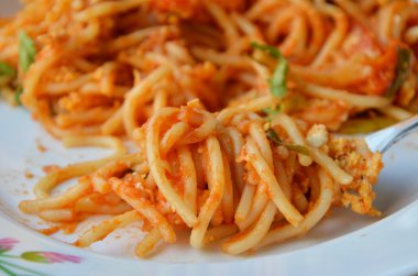 yumurta ve domates ile tavada kızartılmış spagetti çatal çatal üzerinde rulo