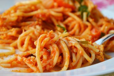 yumurta ve domates ile tavada kızartılmış spagetti çatal çatal üzerinde rulo