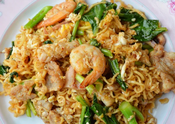 Aduk mie instan goreng dengan seafood dan kale Cina — Stok Foto