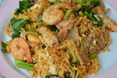 Kızarmış anlık noodle deniz ürünleri ve Çince lahana ile karıştırın