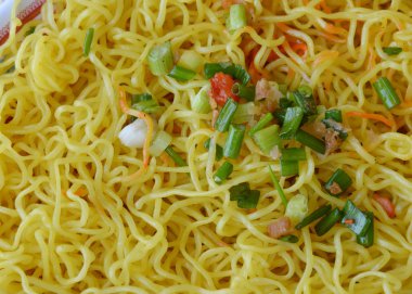 Chop soğan yemek üzerinde Tepesi yumurta şehriye