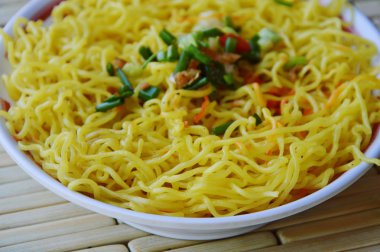 Çin noodle Chop soğan yemek üzerinde Tepesi