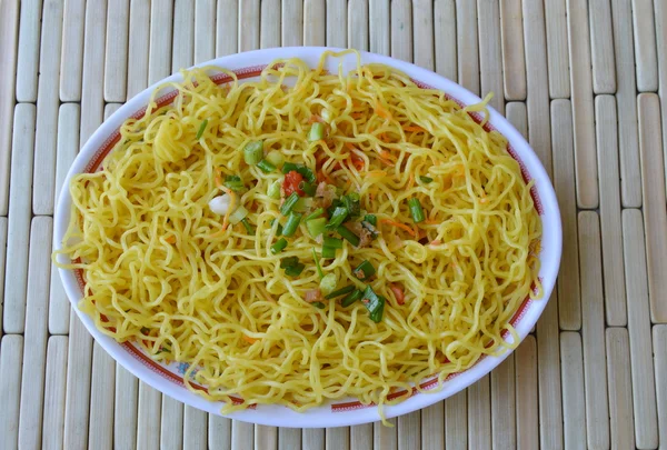 Tagliatelle cinese topping tritare cipollotto sul piatto — Foto Stock