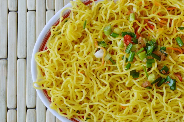 Egg-noodle topping chop lente-ui op schotel — Stockfoto