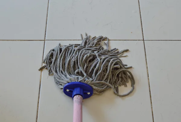 Moppa golvet kakel i hem — Stockfoto
