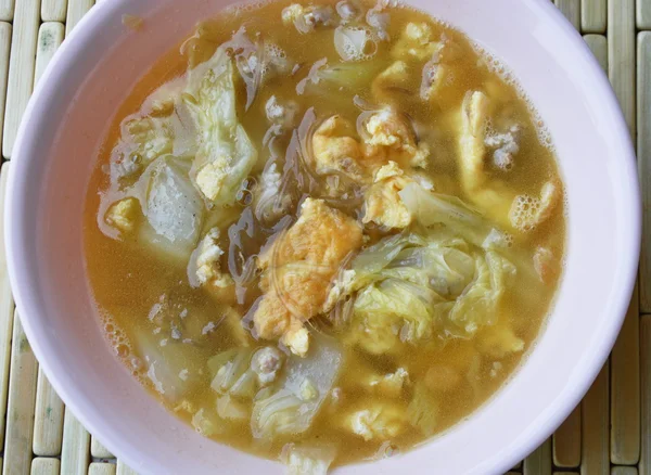 Sopa de omelete com carne de porco picada na tigela — Fotografia de Stock