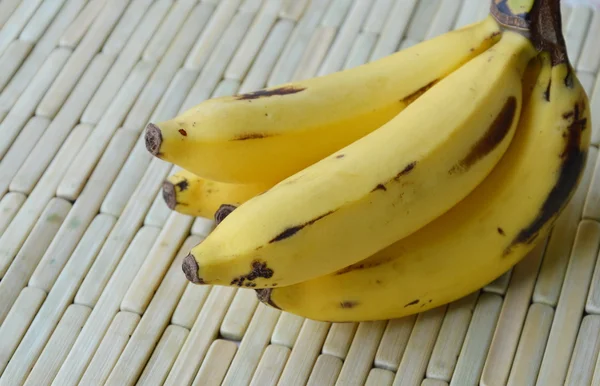 Gouden banaan op bamboe plaat — Stockfoto