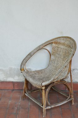 beyaz duvar üzerinde Rattan Koltuk