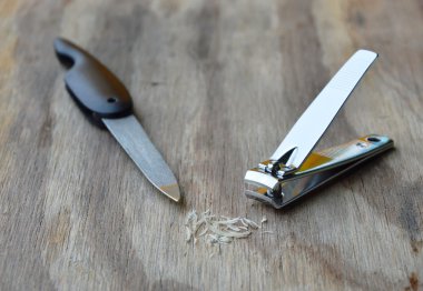 kesme makinesi ve tırnak törpüsü ahşap tahta üzerinde
