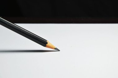 beyaz kağıt üzerine kalem yazma
