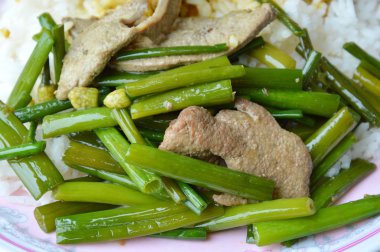 tavada kızartılmış çiçek sarımsak chives ile domuz karaciğer pirinç