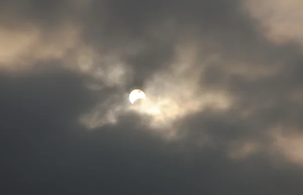 Eclipse solar em dia maçante — Fotografia de Stock
