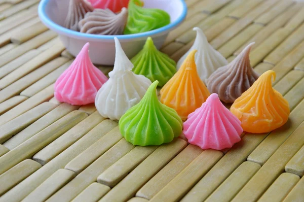 Allure candy barevné thajský dezert na bambusové desky — Stock fotografie