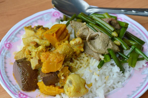 Caril de frango e cebolinha de alho de flor frita com fígado de porco em arroz — Fotografia de Stock