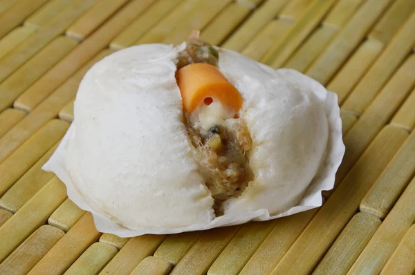 Pan chino relleno salchicha de queso y carne de cerdo picada fusión alimentos cuando el este se encuentran con el oeste —  Fotos de Stock