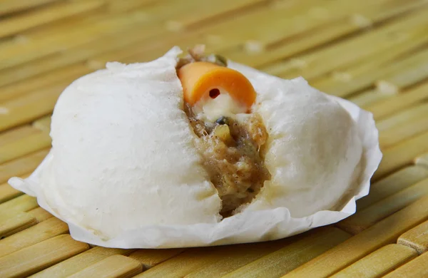 Pan chino relleno salchicha de queso y carne de cerdo picada fusión alimentos cuando el este se encuentran con el oeste —  Fotos de Stock