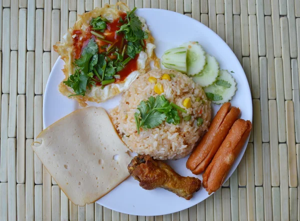 Arroz frito americano comida tailandesa aplicada em prato — Fotografia de Stock