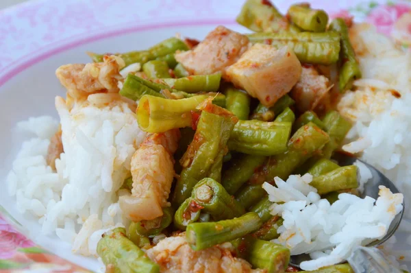 Salteado al curry patio frijol largo con cerdo gordo tailandés comida fácil — Foto de Stock