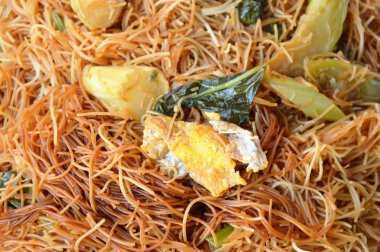 tavada kızartılmış ince pirinç noodle siyah tatlı soya sos ile