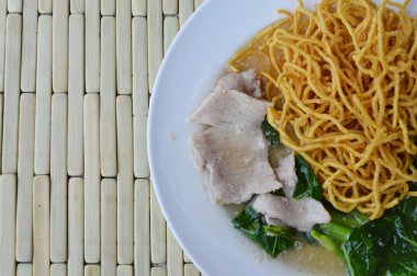 derin kızarmış sarı makarna sosu sos sos plaka üzerinde