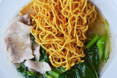 gevrek sarı makarna sosu sos sos plaka üzerinde