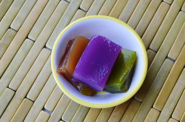Réteg édes sütemény Thai színes nyúlós desszert-kupa — Stock Fotó