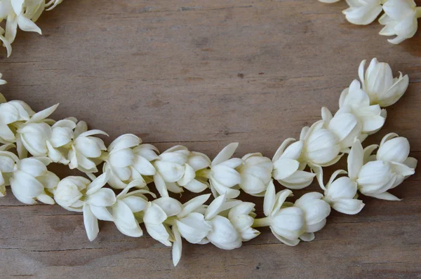 Courbe de jasmin blanc sur panneau en bois — Photo