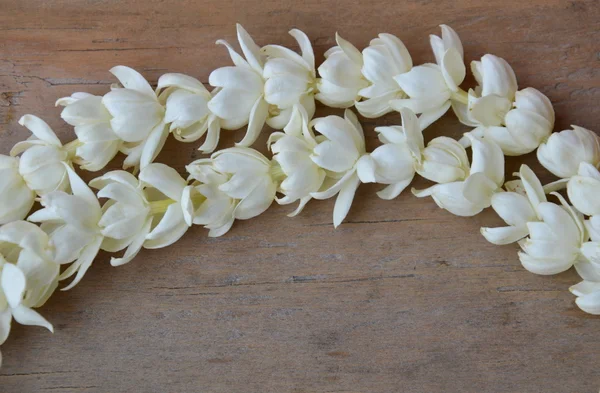 Courbe de jasmin blanc sur panneau en bois — Photo