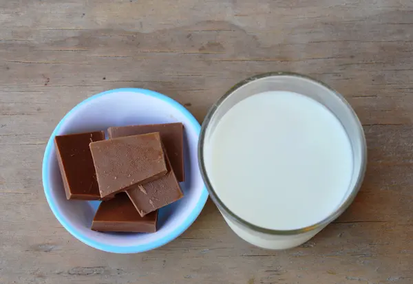 Chocolat sur tasse manger avec du lait — Photo